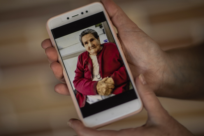 En esta imagen, tomada el 20 de mayo de 2020, Pilar Yunta García muestra una fotografía de su madre, Pilar García Buzón en Sevilla La Nueva, a las afueras de Madrid, España. 