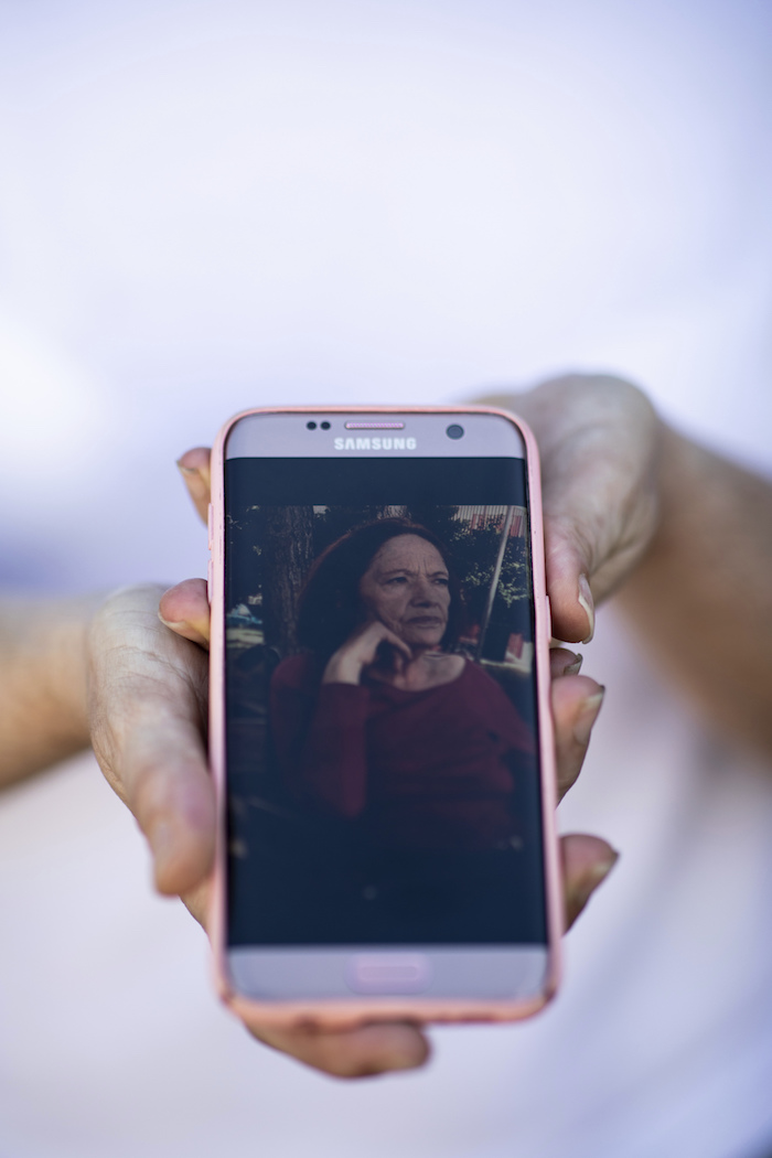 En esta imagen, tomada el 20 de mayo de 2020, Ana Belén muestra una fotografía de su madre, María Pérez López, de 75 años, en Madrid, España. 