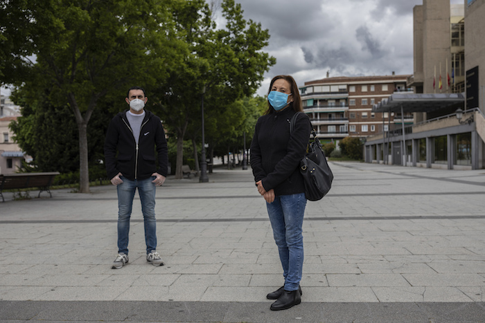 En esta imagen, tomada el 15 de mayo de 2020, María Mendoza (derecha) y José Manuel Martín, trabajadores del Centro de Mayores de Usera, posan para una fotografía en Madrid, España. 