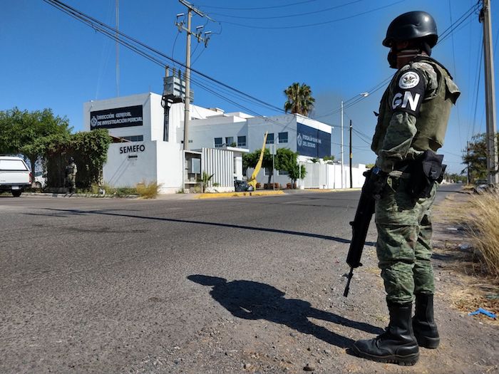 Elementos De La Guardia Nacional Y De La Secretaria De Seguridad Pública De Sinaloa Resguardan Las Instalaciones Del Servicio Médico Forense En Donde Se Encontraban Los Restos De el Chino Ántrax