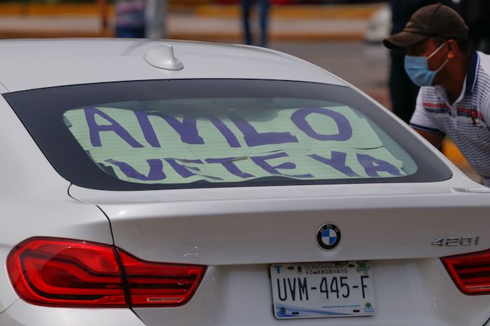 Integrantes del Frente Nacional Ciudadano se manifestaron en protesta del Gobierno de Andrés Manuel López Obrador, Presidente de México, y su visita programada para el próximo lunes, bloquearon la Av. principal de Cancún. 