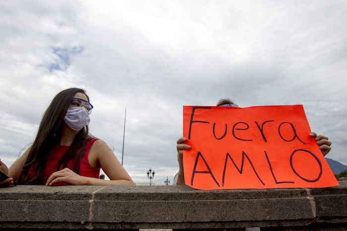 Cientos de automovilistas realizaron una caravana por las principales calles del centro de Monterrey para manifestarse contra Andrés Manuel López Obrador. 