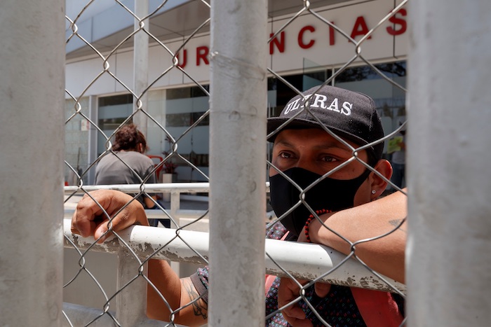 Fotografía del 4 de mayo de 2020 que muestra a familiares de pacientes esperando información de ellos en el Hospital General Dr. Juan Ramón de la Fuente, en Ciudad de México (México).