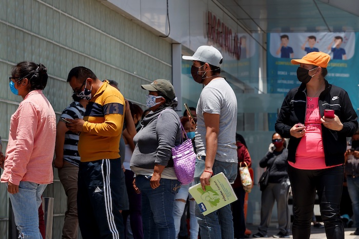 Fotografía del 4 de mayo de 2020 que muestra a familiares de pacientes esperando información de ellos en el Hospital General Dr. Juan Ramón de la Fuente, en Ciudad de México (México).