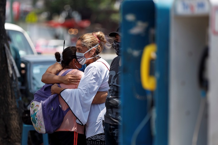 Fotografía del 4 de mayo de 2020 que muestra a familiares de pacientes esperando información de ellos en el Hospital General Dr. Juan Ramón de la Fuente, en Ciudad de México (México).