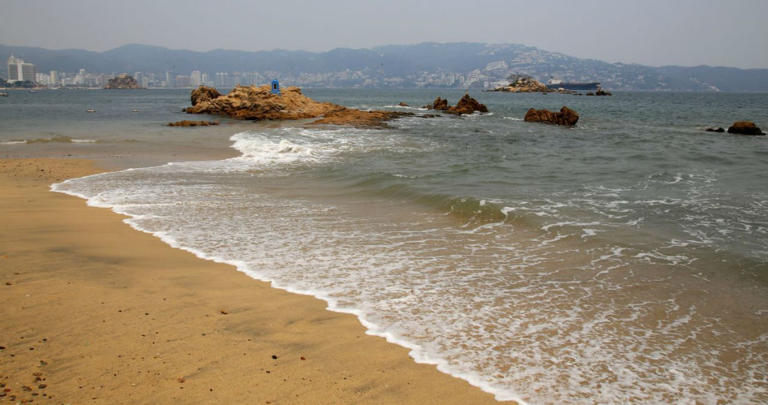 Playas vacías de Acapulco cerradas hace más de un mes por la contingencia sanitaria.