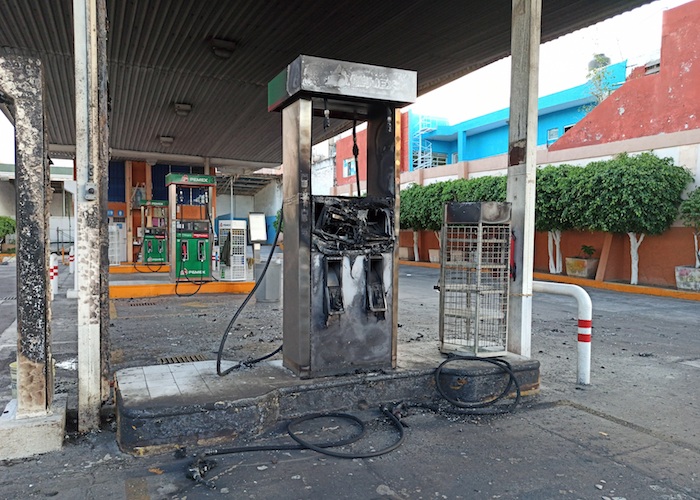 Presuntos miembros de bandas criminales incendiaron gasolineras, vehículos y bloquearon carreteras, este sábado en la ciudad de Celaya, en el estado de Guanajuato (México).