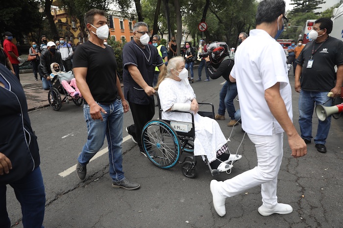 Médicos evacúan a enfermos este martes de un hospital de Ciudad de México. 