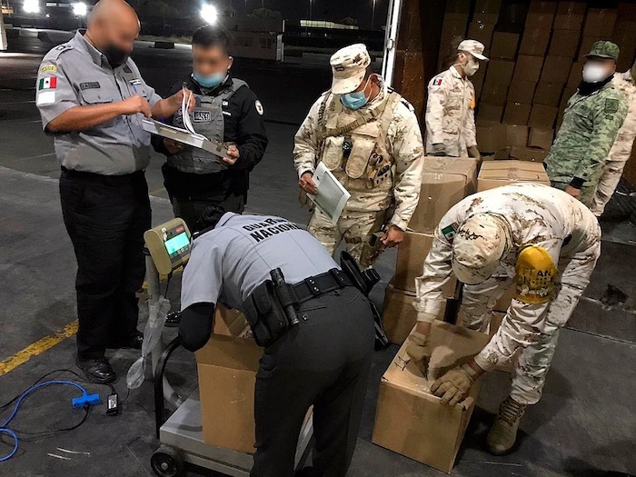 Fotografía manipulada desde la fuente, cedida por la Guardia Nacional, donde se observa un decomiso en la ciudad de Tijuana en el estado de Baja California (México). 