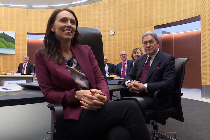 La Primera Ministra de Nueza Zelanda, Jacinda Ardern (c) posa durante una reunión de su Gobierno.