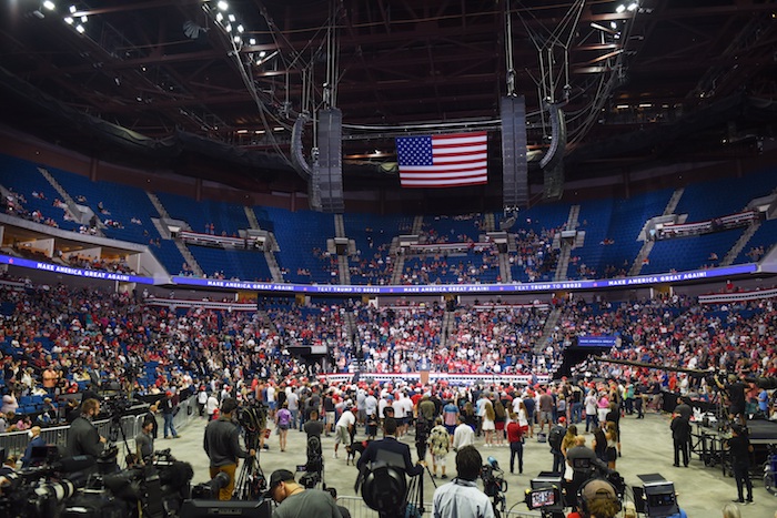 El Presidente De Estados Unidos Donald J Trump Da Un Discurso Durante Un Mitin En El Bank of Oklahoma Center De Tulsa Oklahoma Este De Junio De