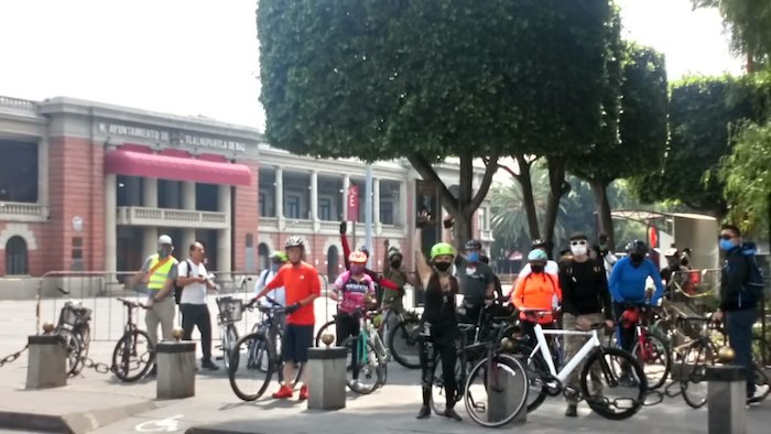 Ciclistas se reunieron en la explanada del municipio mexiquense para tocar el silbato del señor. 