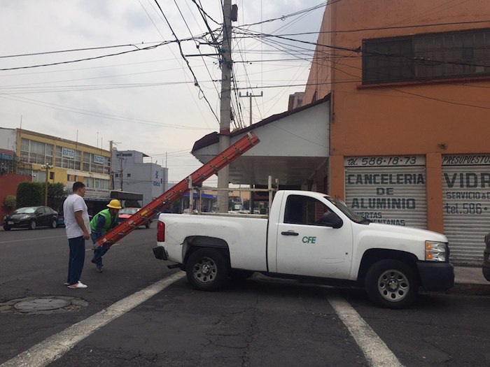 Trabajadores de la CFE componen transformadores afectados después del sismo. 