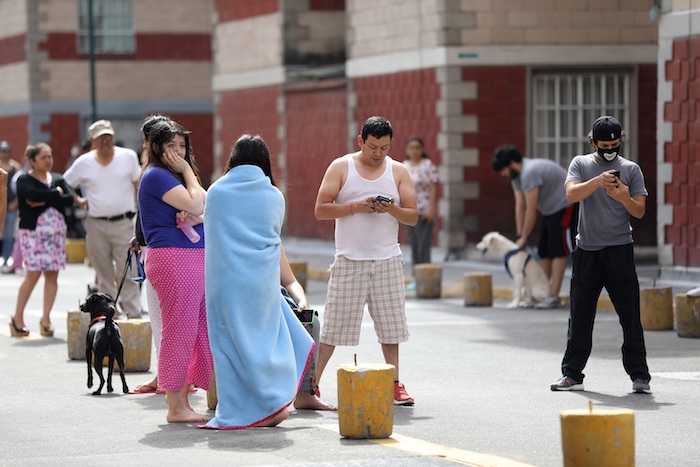 Personas Salen De Sus Hogares Después De Escuchar La Alerta Sísmica En Diferentes Alcaldías De Ciudad De México méxico