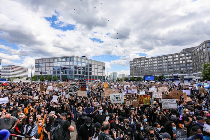 Detenidos Y Heridos Por Altercados Tras Manifestaciones Pacíficas En Berlín