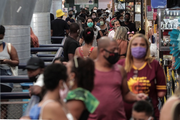 Cientos de personas deambulan este martes por el Mercadao de Madureira, durante la segunda semana de reactivación decretada por el Gobierno local, en el norte de Río de Janeiro (Brasil). 