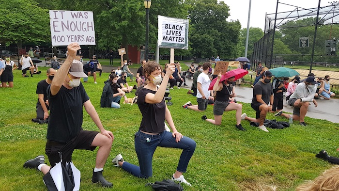 Fotografía Fechada El De Junio De Que Muestra a Robert Un Hombre Blanco Mientras Protesta En Un Parque De Nueva York eu Se Arrodilló Durante Unos Minutos Y Mostró Una Pancarta Con El Lema fue Suficiente Hace Años En Referencia a La Esclavitud