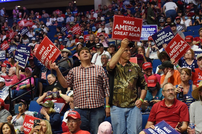 Simpatizantes Del Presidente De Eu Donald J Trump Sostienen Pancartas De Apoyo En El Bank of Oklahoma Center De Tulsa Oklahoma Este De Junio De