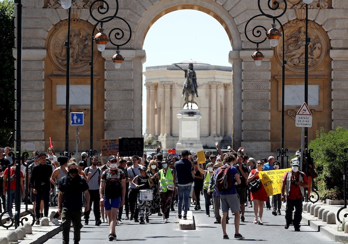 Miles De Manifestantes En Francia Pese a La Prohibición Y Casi Sin Incidentes