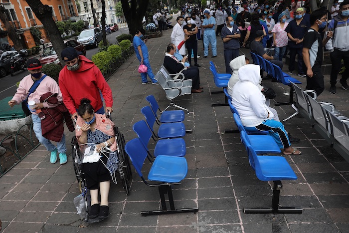 Médicos, pacientes y familiares evacúan un hospital de Ciudad de México. 