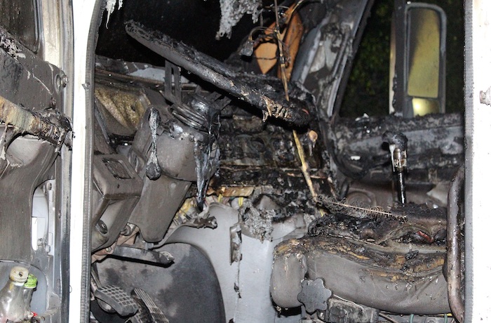 Fotografía de un camión incendiado para bloquear una carretera, este sábado en una carretera cercana a Celaya, en el estado de Guanajuato (México). 