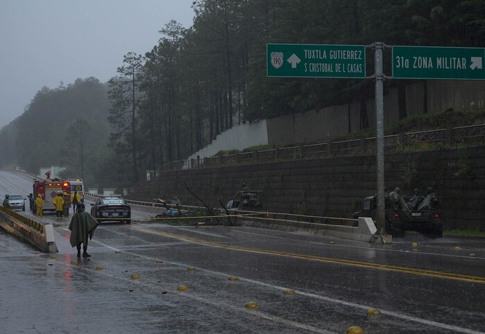 Un joven motociclista falleció este miércoles al caerle unas ramas de un árbol, por las fuertes lluvias, cuando circulaba en la carretera internacional San Cristobal-Comitán en el estado de Chiapas, (México). 