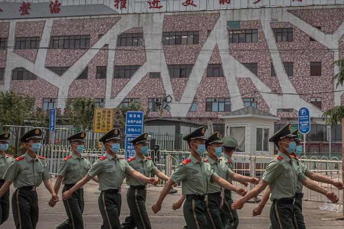 China confirmó 57 casos nuevos en las 24 horas hasta la medianoche del sábado, según la Comisión Nacional de Salud. 