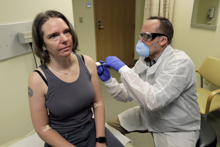 En imagen de archivo del 16 de marzo de 2020, un farmacólogo administra a Jennifer Haller, izquierda, la primera dosis de una vacuna en fase experimental contra la COVID-19, en el Instituto Kaiser Permanente de Investigación Sanitaria de Washington, en Seattle. 