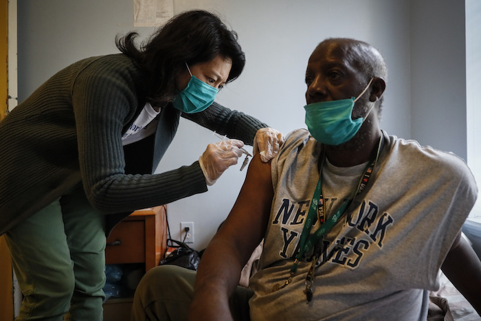 La Doctora Jeanie Tse Directora Médica Del Institute for Community Living Inyecta Una Medicación Antipsicótica En El Brazo De Eugene De Años En Su Habitación De Las Eastern Parkway Residences El Miércoles De Mayo De En El Barrio Neoyorquino De Brooklyn Estados Unidos