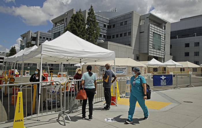 Una trabajadora de salud camina cerca de un lugar donde efectúan pruebas para detectar el nuevo coronavirus en el Centro Médico Valle de Santa Clara en San José, California, el martes 19 de mayo de 2020. 