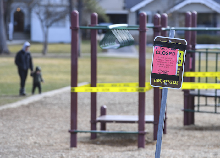 Un lugar de juegos en el Parque Upper Manito permanece cerrado debido a la pandemia de coronavirus en Spokane, Washington, el viernes 20 de marzo de 2020. 