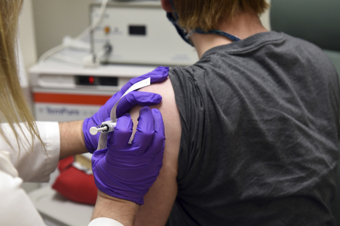 En esta foto del 4 de mayo de 2020 distribuida por la facultad de medicina de la Universidad de Maryland, en Baltimore, un paciente inscrito en las pruebas clínicas de una vacuna contra la COVID-19 de Pfizer recibe una inyección. 