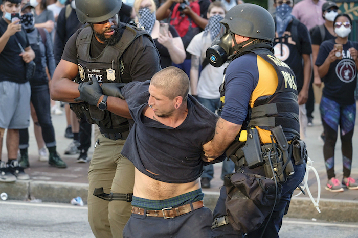 La policía arresta a un hombre frente al Centennial Olympic Park en Atlanta el sábado 30 de mayo de 2020, en el segundo día de protestas en la ciudad por la muerte de George Floyd en Minneapolis. 