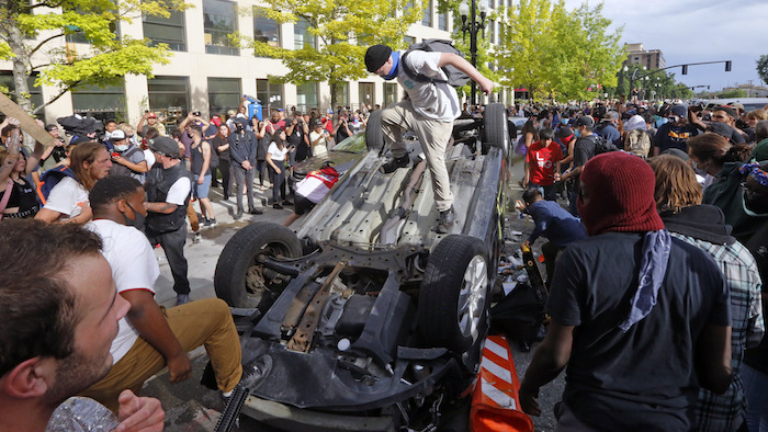 Escena de una manifestación de protesta por la muerte de George Floyd en Salt Lake City, EU, el 30 de mayo del 2020.