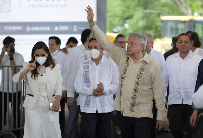 El Presidente mexicano Andrés Manuel López Obrador saluda a sus simpatizantes el lunes 1 de junio de 2020 en Lázaro Cárdenas, estado de Quintana Roo. 