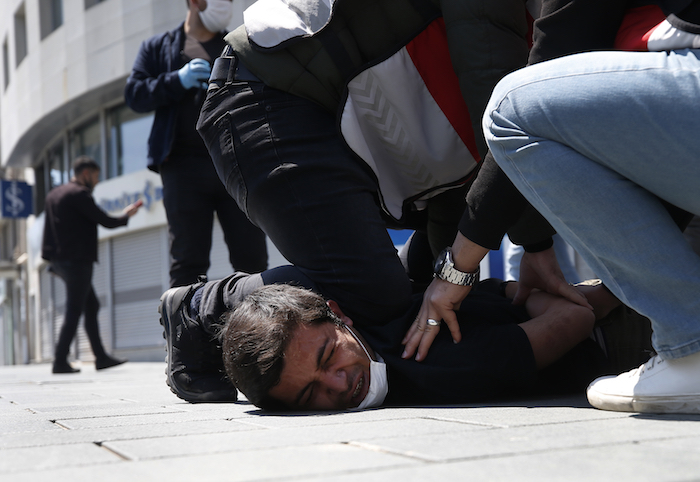 La policía turca detiene a un manifestante durante una protesta del 1ro de mayo del 2020 en la Plaza Taksim de Estambul. 