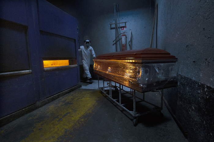 Un trabajador de un crematorio prepara un horno para una víctima de COVID-19 en el panteón del barrio San Nicolás Tolentino el jueves 4 de junio de 2020, en la Alcaldía Iztapalapa de la Ciudad de México.