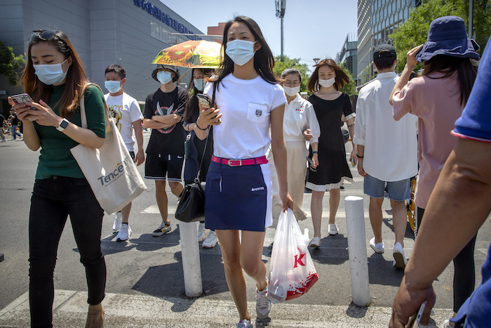 Personas Con Mascarillas Para Evitar Infecciones Del Coronavirus Camina En Una Intersección De Beijing El Viernes De Junio De