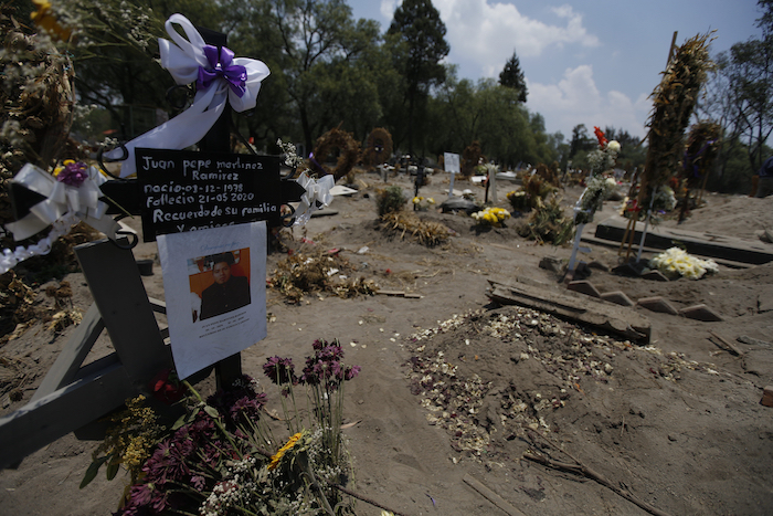 Un letrero indica el lugar de la tumba de Juan Pepe Martínez Ramírez, que nació el 1 de diciembre de 1978 y murió el 21 de mayo de 2020, en una sección del cementerio San Lorenzo Tezonco Iztapalapa reservado para víctimas de COVID-19 en el barrio Iztapalapa en Ciudad de México, el martes 2 de junio de 2020. Los entierros ya no son como eran antes, ahora duran apenas 15 minutos. 