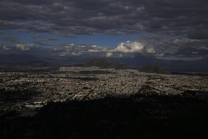 Panorama de la Alcaldía Iztapalapa en Ciudad de México el miércoles 3 de junio de 2020. Empleados del cementerio municipal San Lorenzo Tezonco en Iztapalapa dicen que han enterrado más cuerpos en las últimas semanas de lo que jamás han visto. 