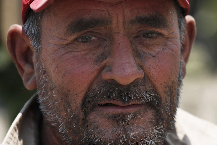 El rostro de Melvin Sanaurio cubierto de tierra después de pasar una hora cavando una tumba en el cementerio San Lorenzo Tezonco Iztapalapa en donde ha trabajado durante 15 años, mientras ayuda a hacer espacio para más entierros en una sección para las víctimas de COVID-19 en la Alcaldía Iztapalapa en Ciudad de México, el martes 2 de junio de 2020. 