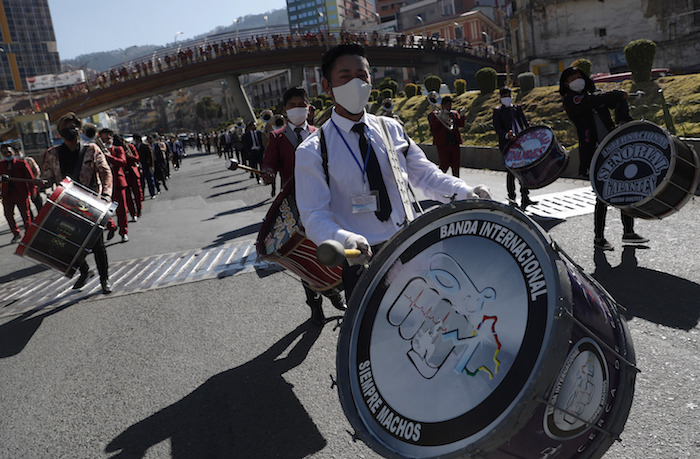 Artistas usando una mascarilla contra la pandemia del coronavirus marchan para protestar contra el Gobierno en La Paz, Bolivia, el lunes 8 de junio de 2020.