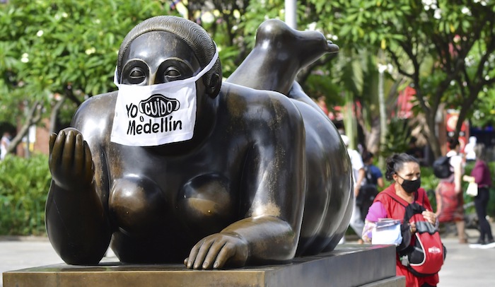 Estatua callejera de Fernando Botero con un tapabocas que dice "Yo cuido a Medellín" en foto del 9 de junio del 2020. Medellín tomó medidas temprano y ha logrado contener el brote de coronavirus. Tiene poco más de 800 contagios y apenas cuatro muertos. 