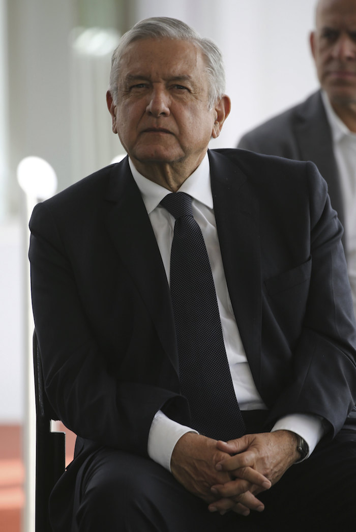 El Presidente de México, Andrés Manuel López Obrador, espera para pronunciar un discurso durante su visita a un hospital público en Cuernavaca, México, el viernes 19 de junio de 2020.