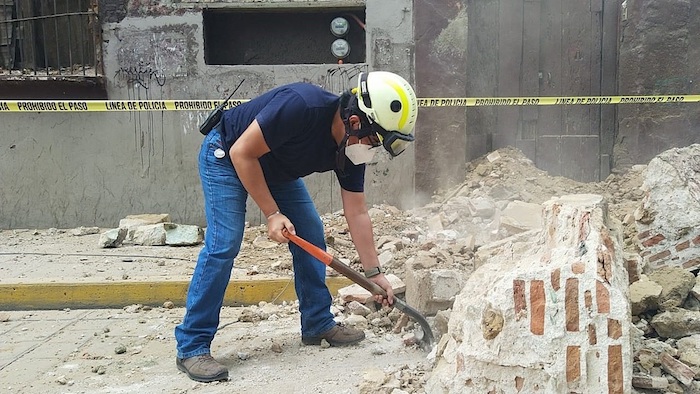 Policías y miembros de la Protección Civil fueron registrados al levantar parte de una barda derrumbada en la ciudad de Oaxaca, tras el fuerte terremoto que sacudió este martes el centro y sur de México. 