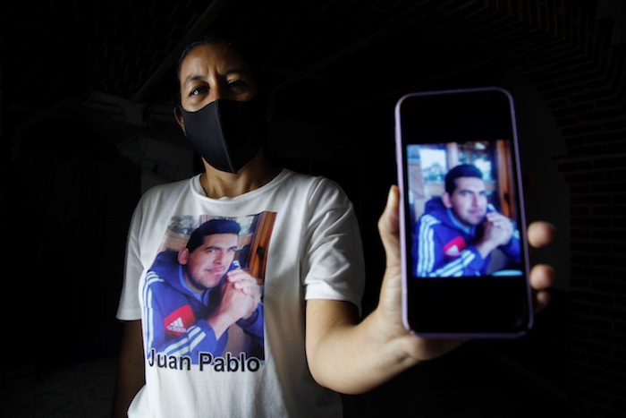 Edith Pedroza Muestra La Foto De Su Esposo Desaparecido Juan Pablo Romero Durante Una Entrevista Con Efe El De Junio De En El Municipio De Chapala En El Estado De Jalisco méxico