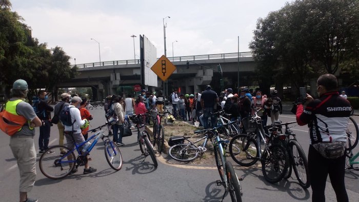 Las personas bajaron de sus bicicletas para acercarse al punto de reunión.