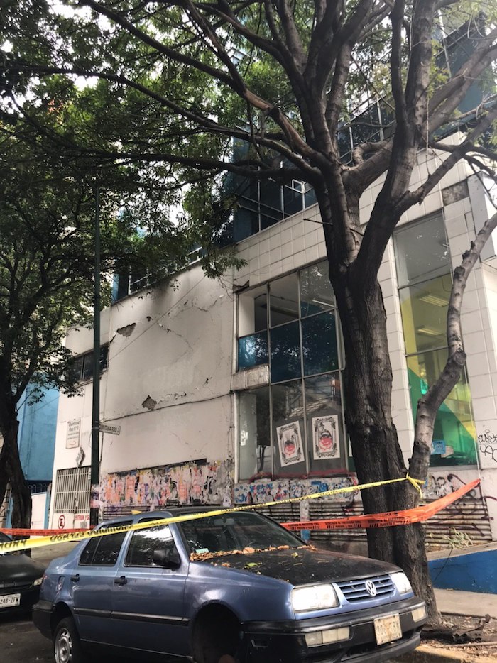 Aunque el edificio acordonado no está habitado, tiene riesgo de derrumbe y permaneció semanas custodiado en aquel momento. 