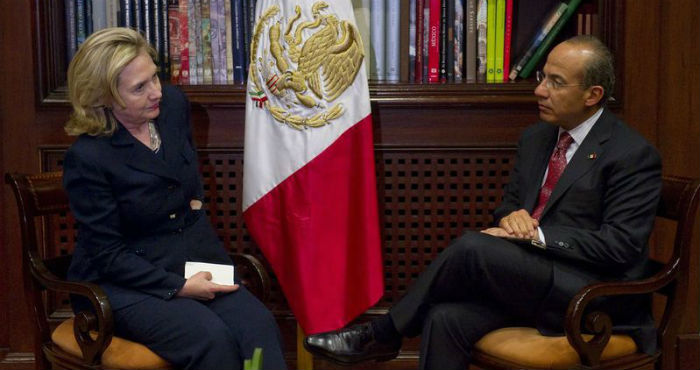 Hillary Clinton, exsecretaria de Estado de EU, y Felipe Calderón Hinojosa, expresidente de México. 