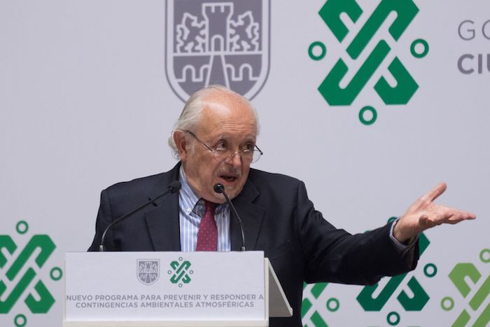 El ingeniero químico Mario Molina en conferencia de prensa. 